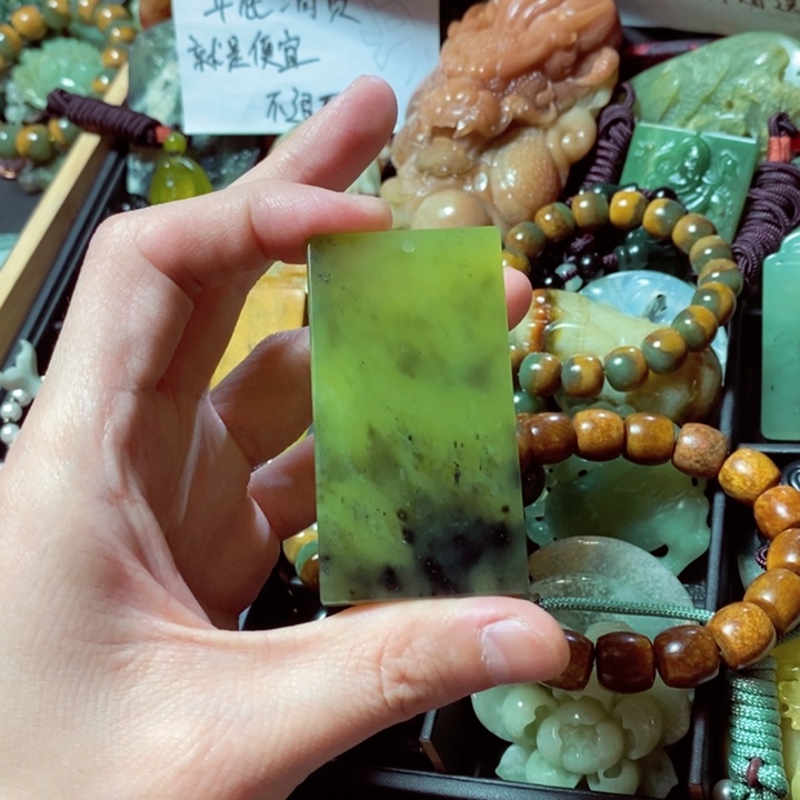 蛇纹石玉颈饰未镶嵌