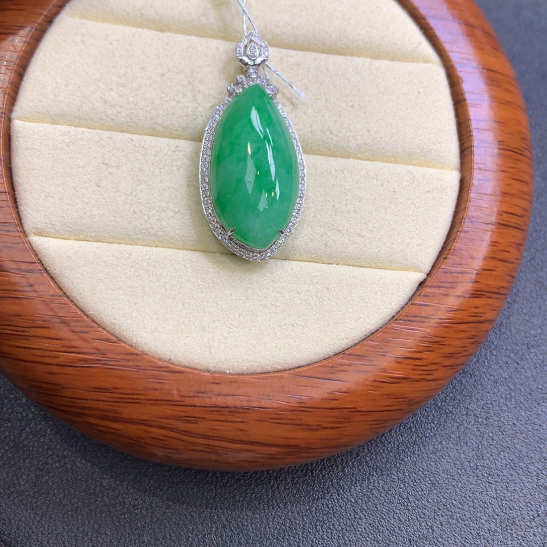 翡翠18K金镶嵌颈饰翡翠