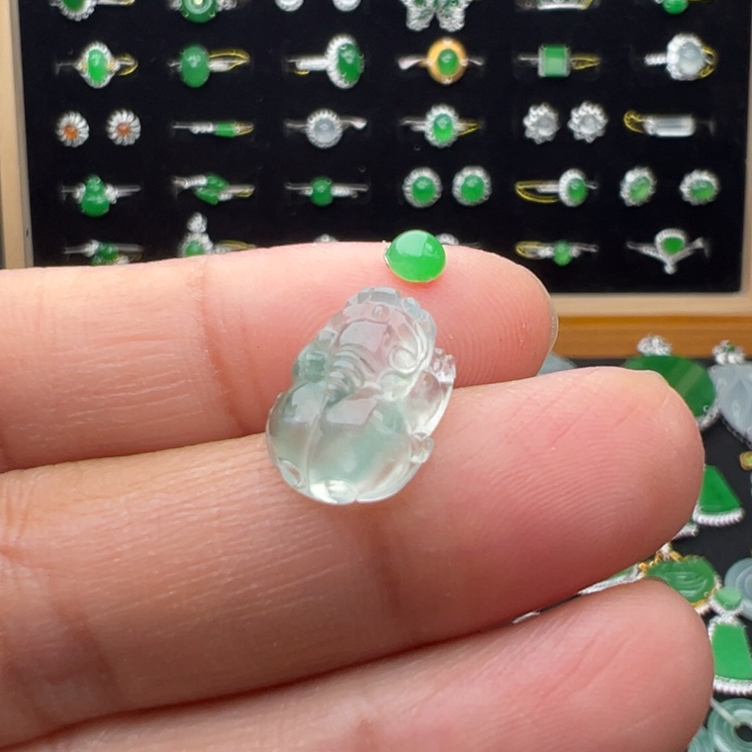 翡翠未镶嵌颈饰貔貅