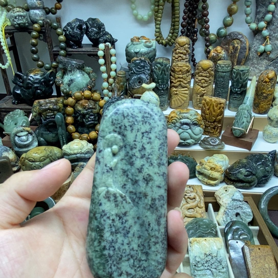 未镶嵌岫岩河磨玉（透闪石质玉）把件