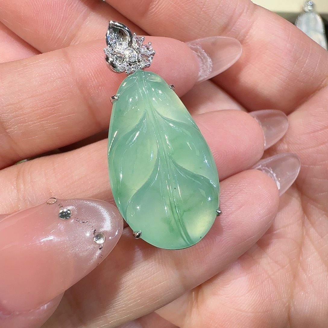 【闪购商品】颈饰18K金镶嵌翡翠