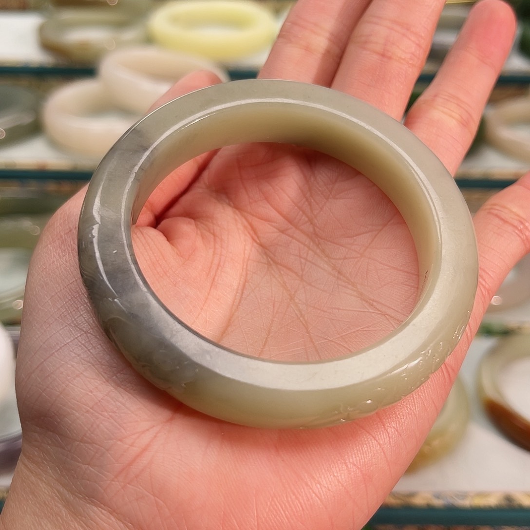 和田玉手镯未镶嵌苹**