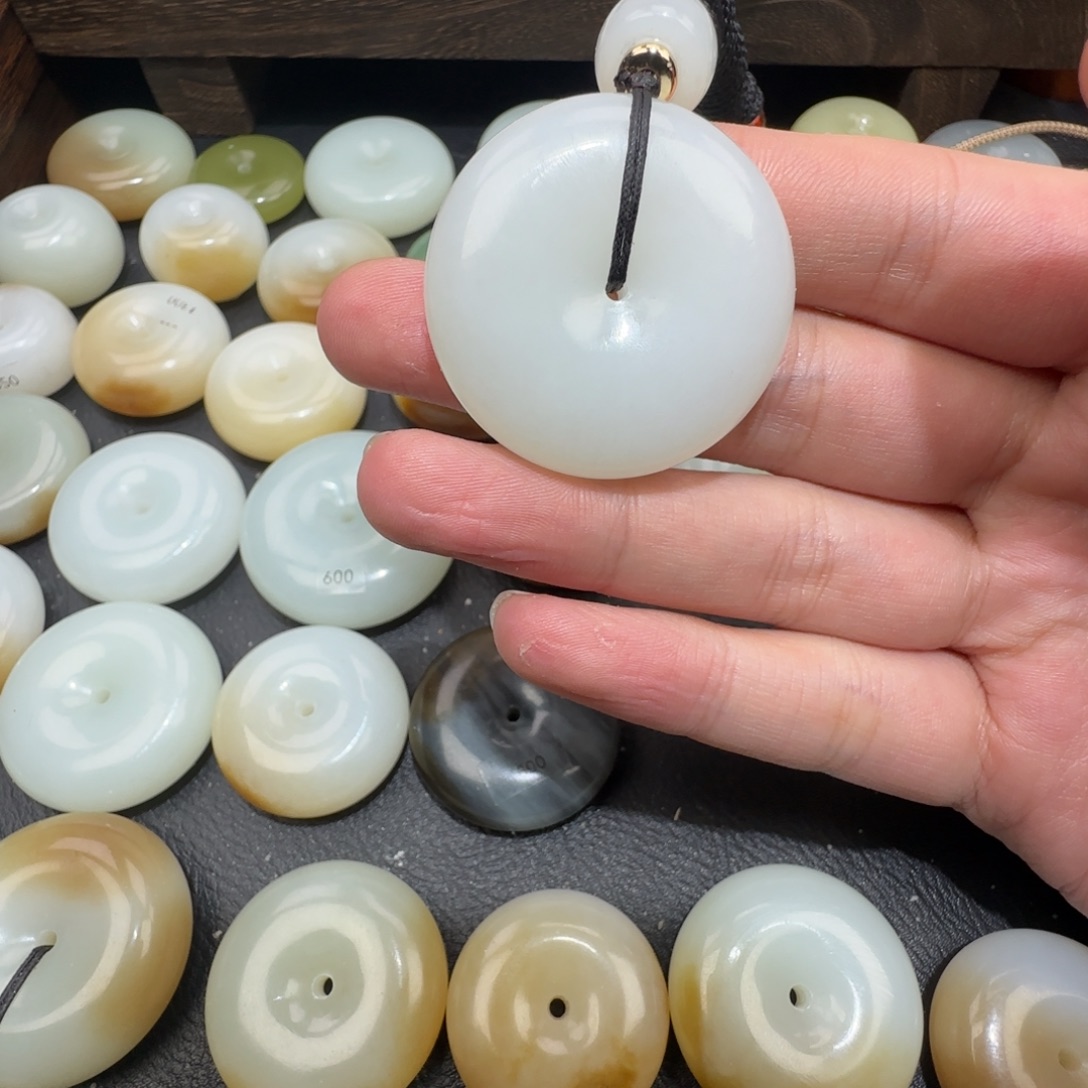 八***两和田玉（糖玉）未镶嵌颈饰