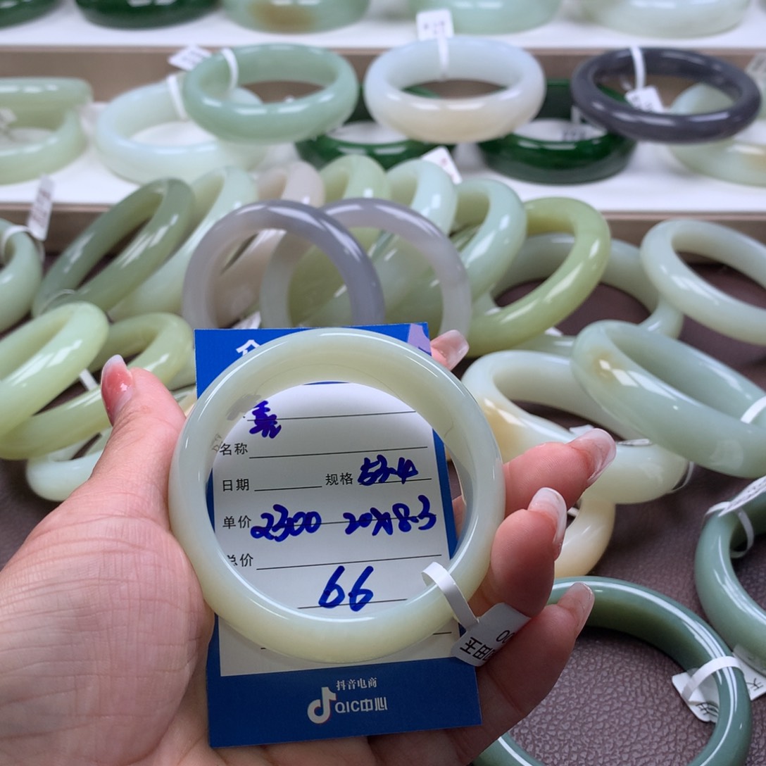 和田玉手镯未镶嵌喜*妈