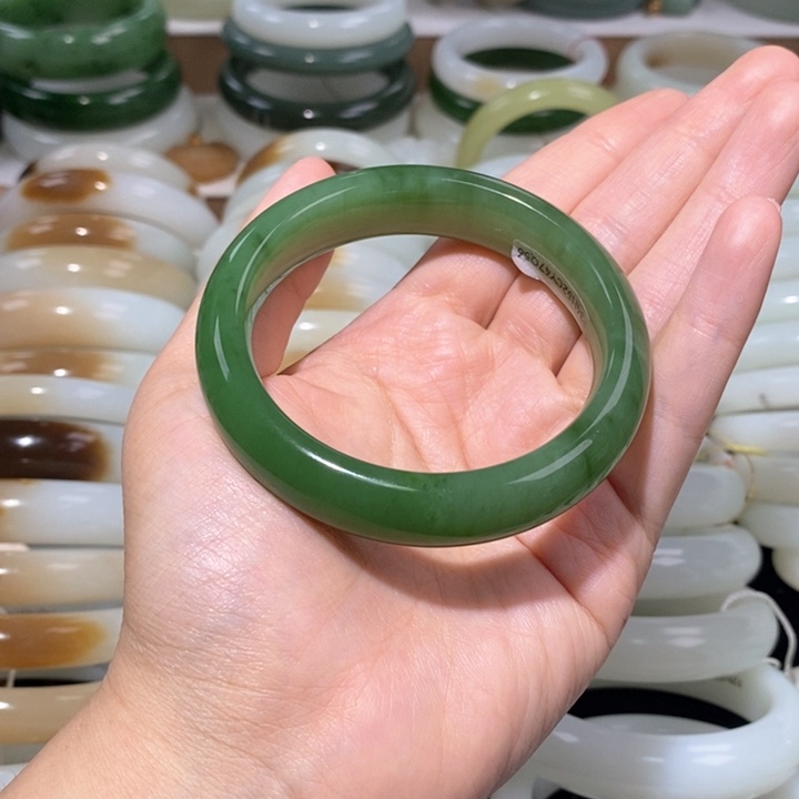 和田玉手镯未镶嵌碧玉镯