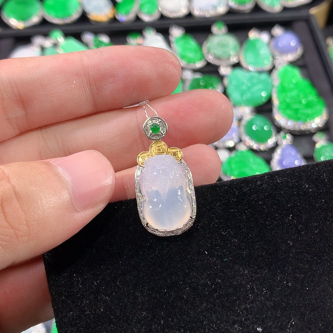 翡翠18K金镶嵌颈饰