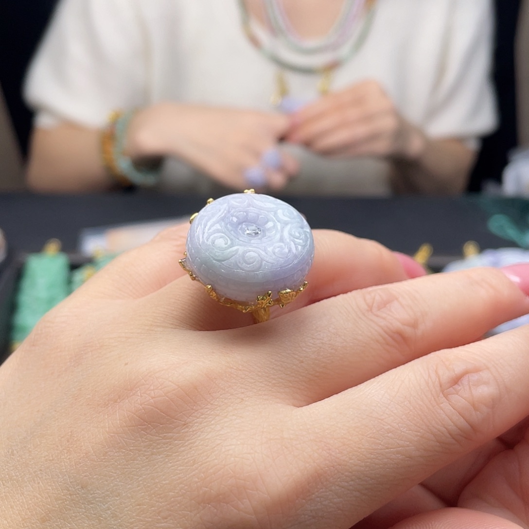 翡翠未镶嵌戒指待编织