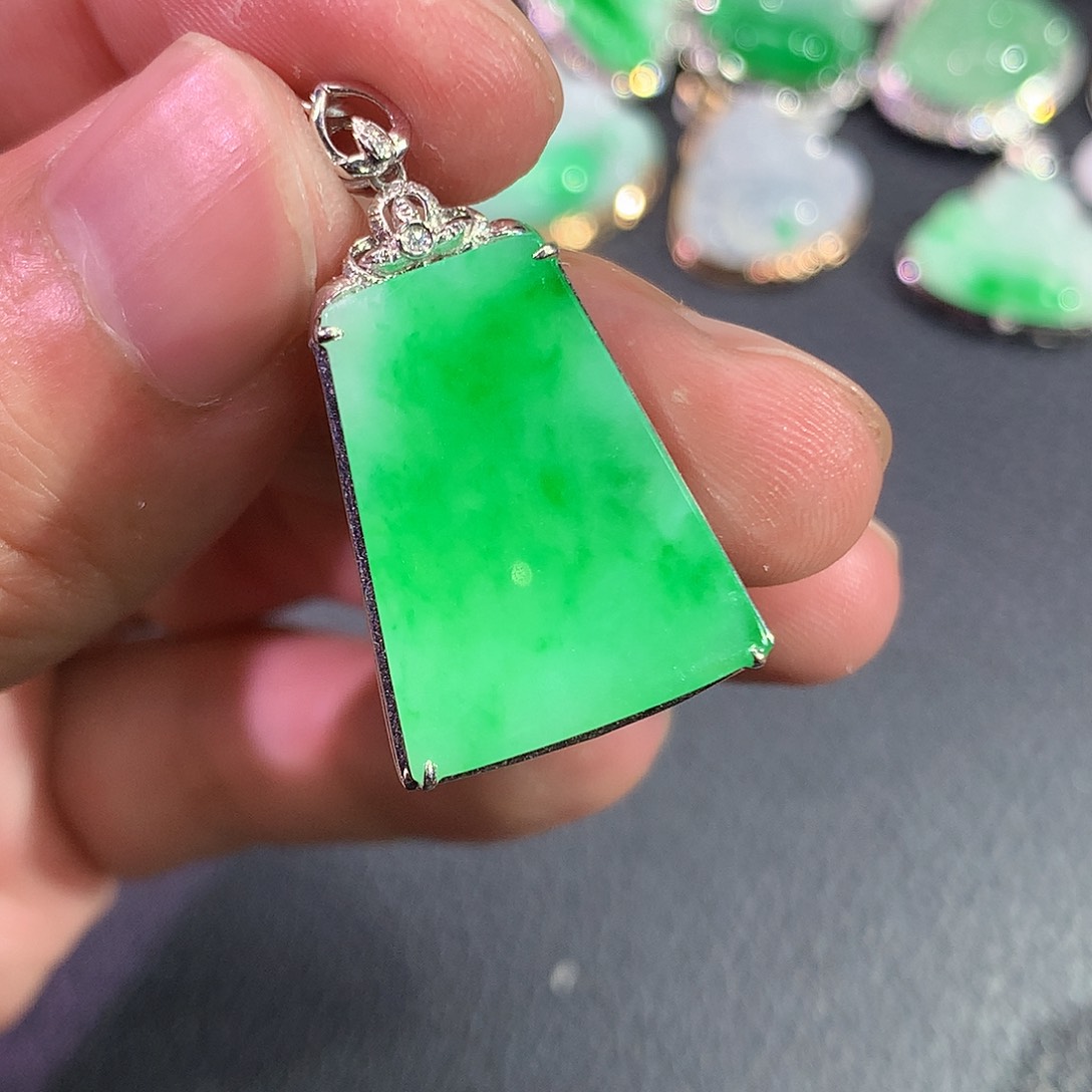 翡翠吊坠(赠链)18K金镶嵌