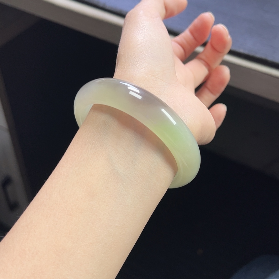 海***去和田玉未镶嵌手镯