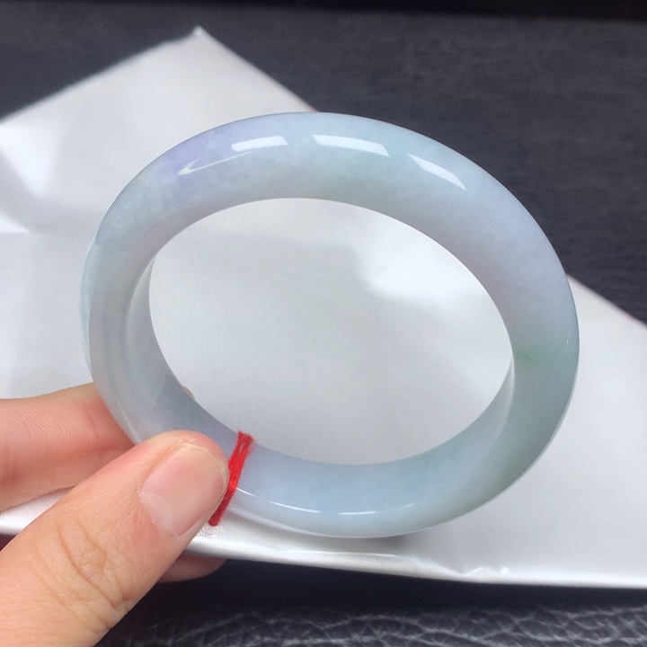 翡翠手镯未镶嵌。