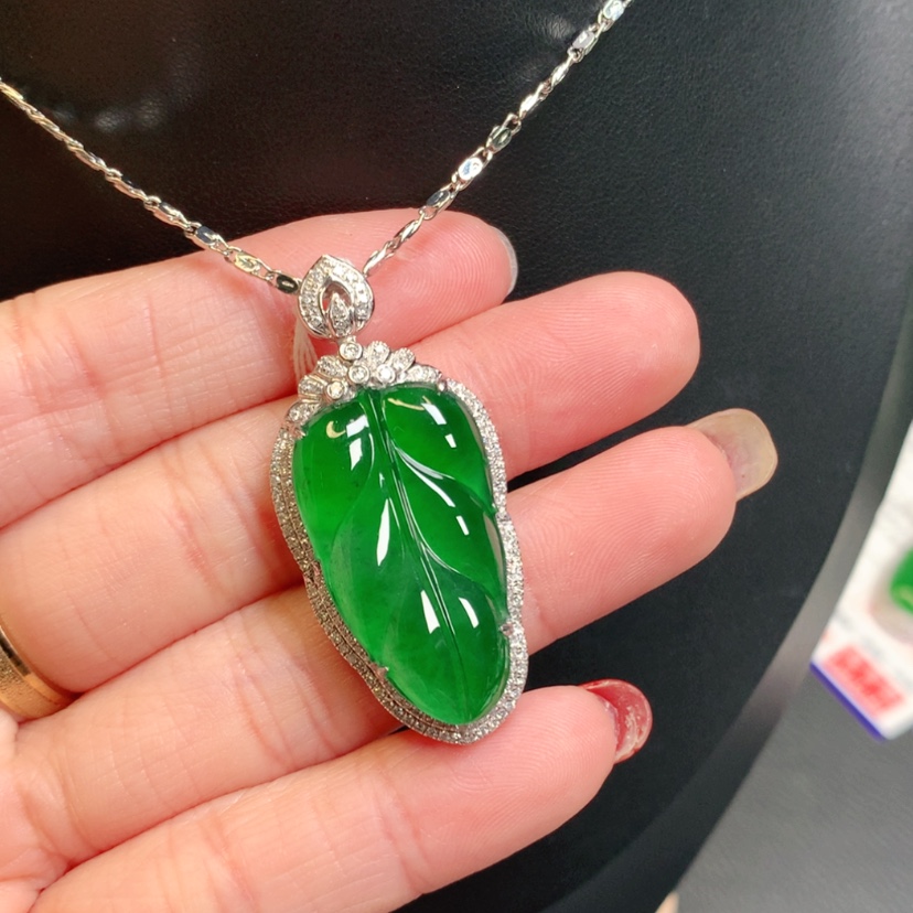 【闪购商品】翡翠吊坠(赠链)18K金镶嵌