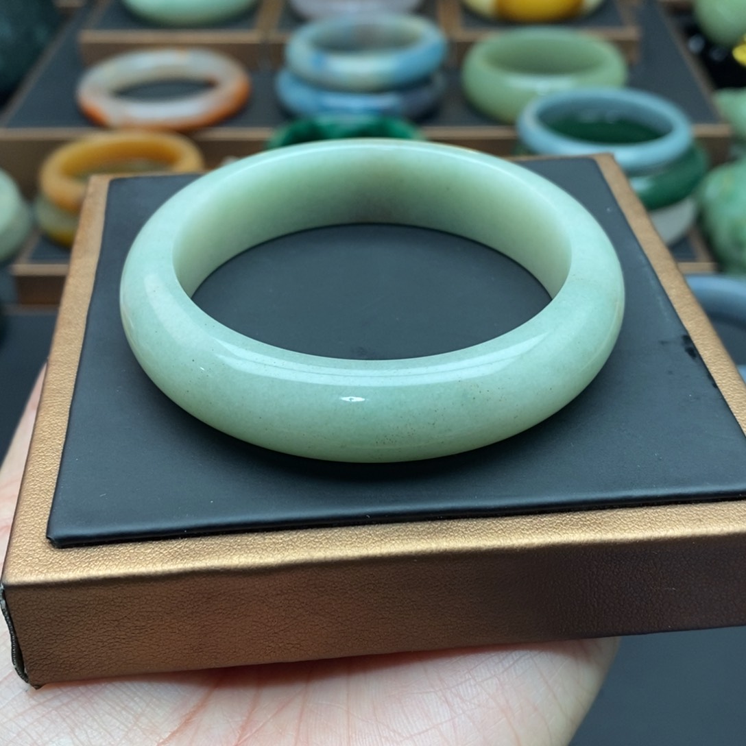 石英质玉手镯56口径未镶嵌