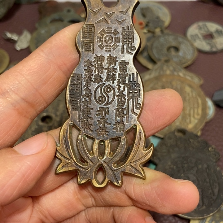 某***任山鬼挂画一个大的