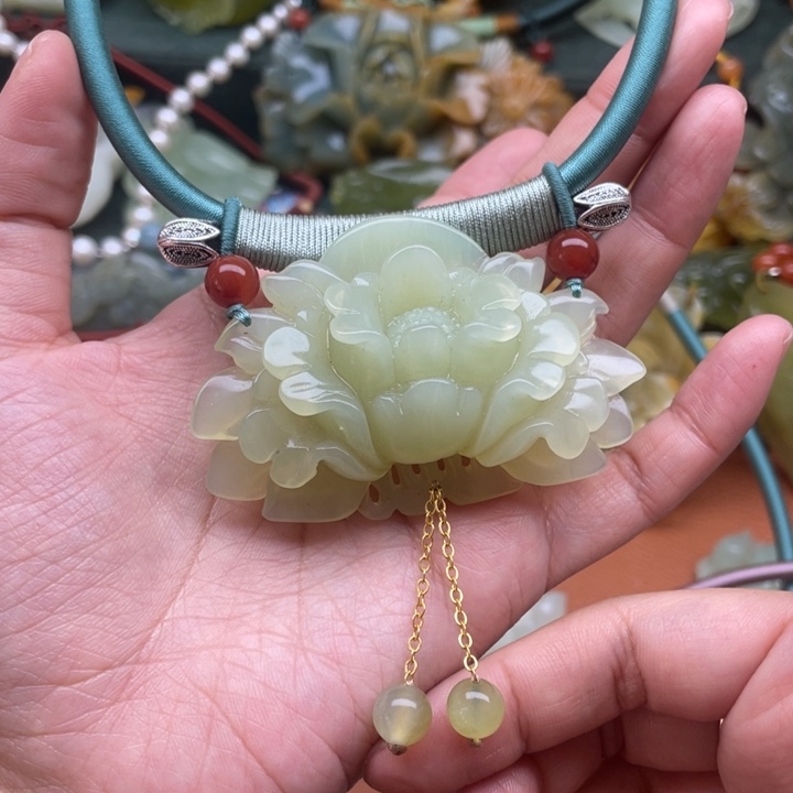 蛇纹石玉吊坠合金