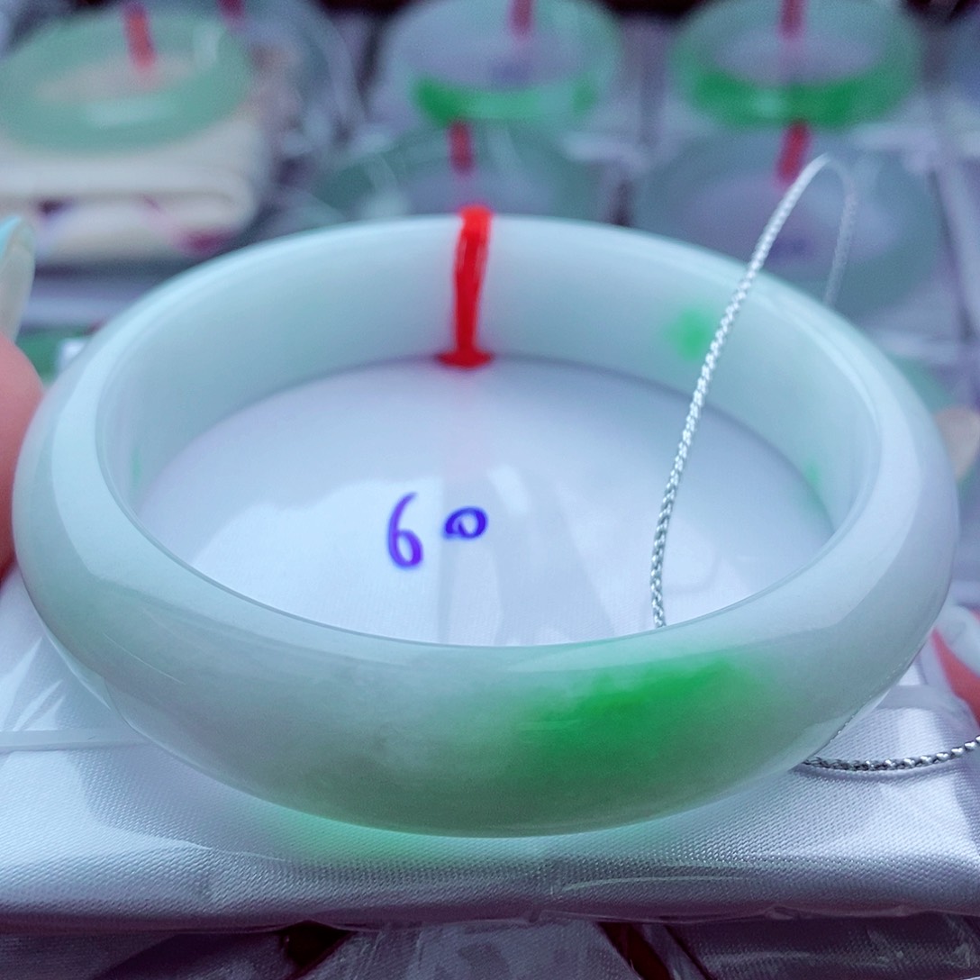 翡翠未镶嵌手镯岁**好429编白底青