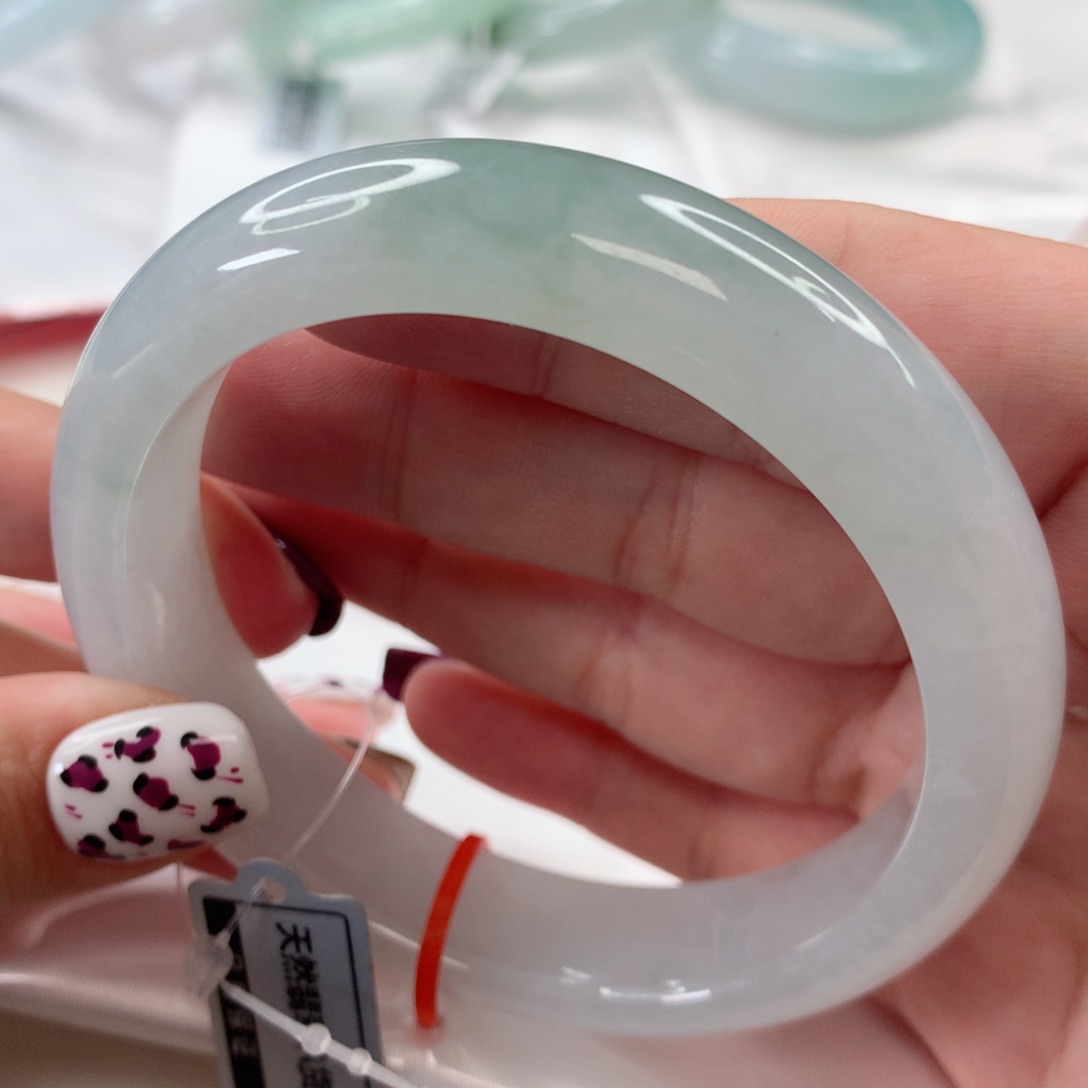 翡翠手镯未镶嵌离*。60.2圈口