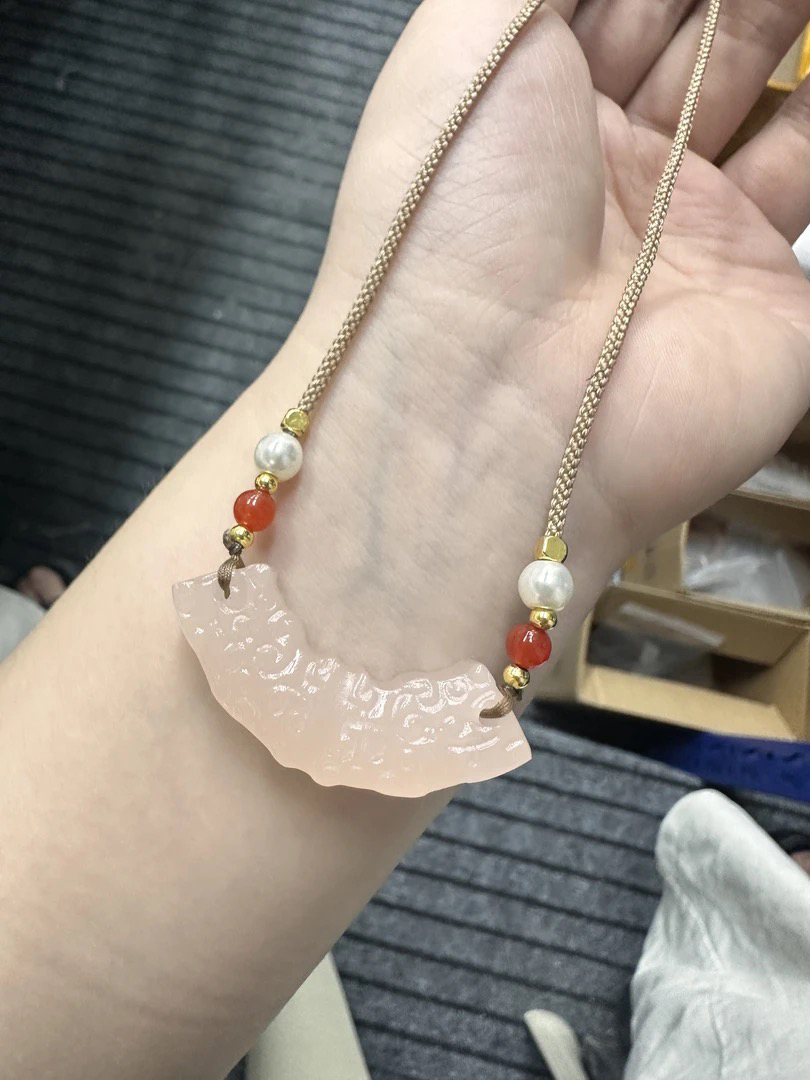 新疆藕粉玉衡锁骨链吊坠