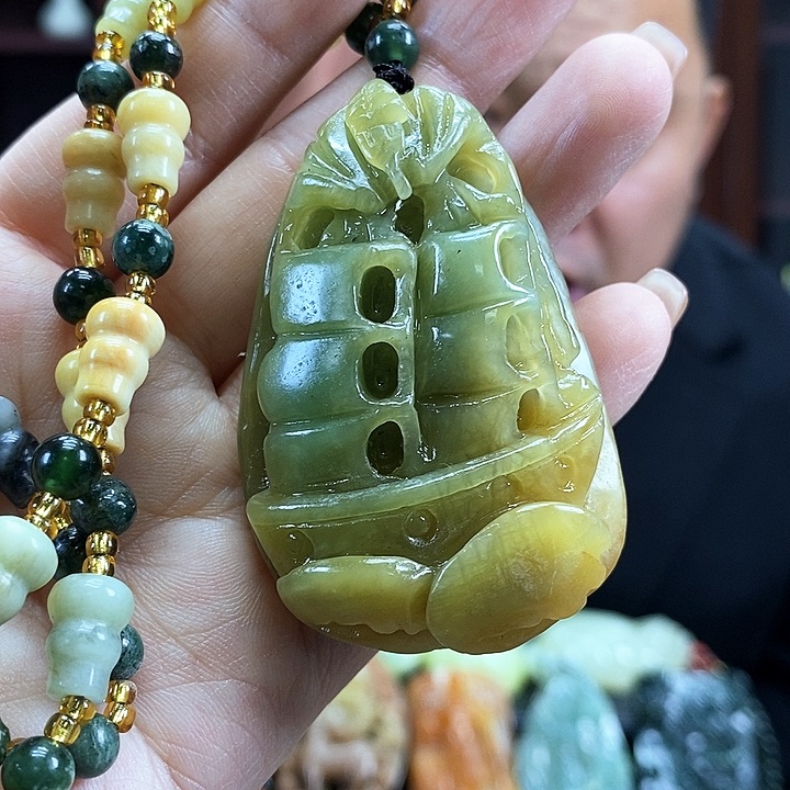 蛇纹石玉吊坠未镶嵌