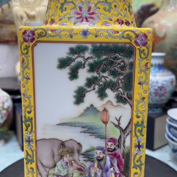 瓶星**？珐琅彩人物琮式瓶