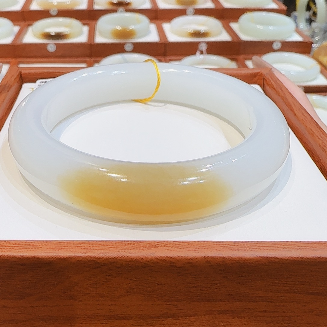 和田玉未镶嵌手镯