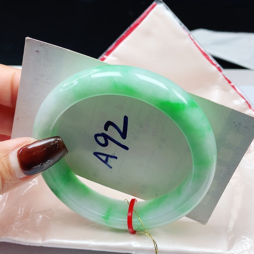 【闪购商品】翡翠手镯未镶嵌漫*。 正圈55 有纹扣手