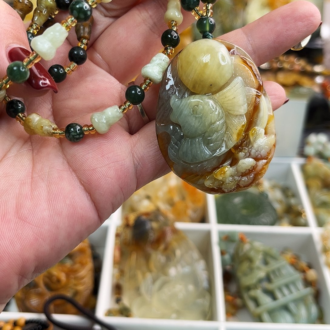 蛇纹石玉颈饰未镶嵌