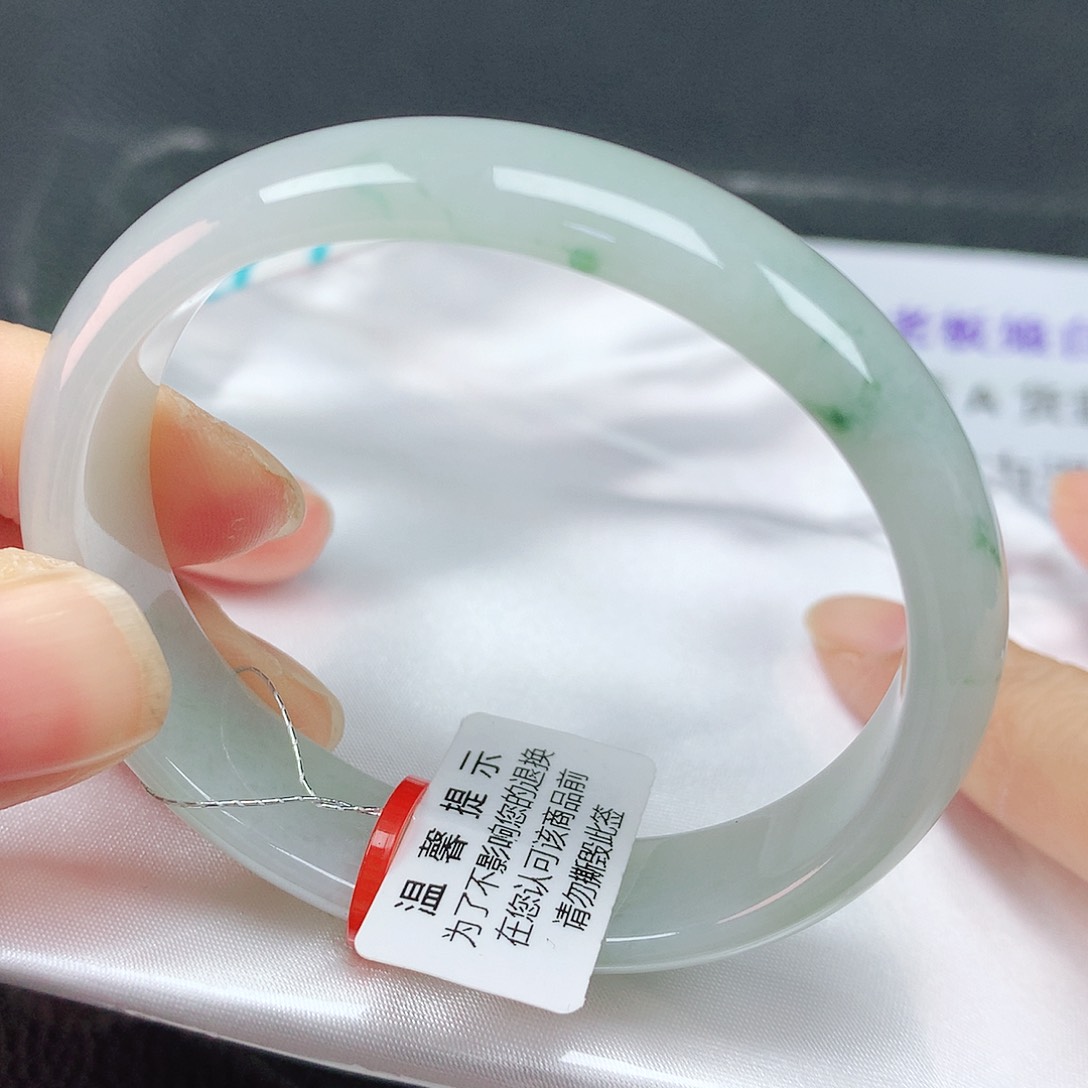 翡翠手镯未镶嵌52贵