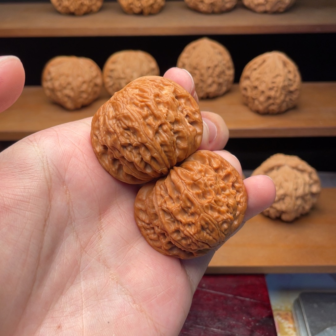 文玩核桃把件40山地红皮正磨