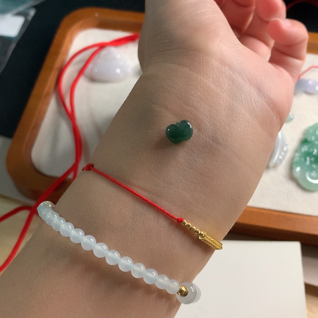 m***n翡翠未镶嵌颈饰苹果