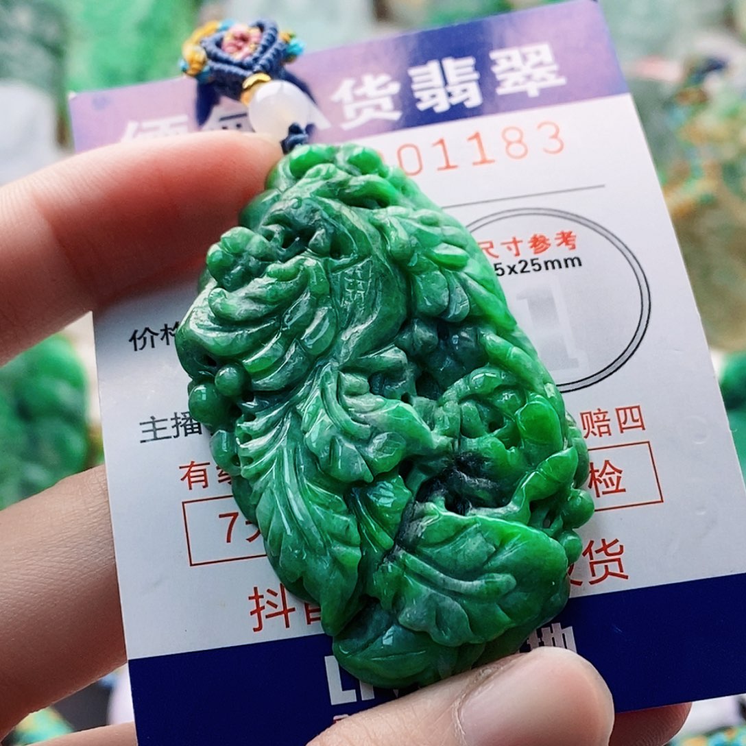 女***人翡翠未镶嵌吊坠(不含链)