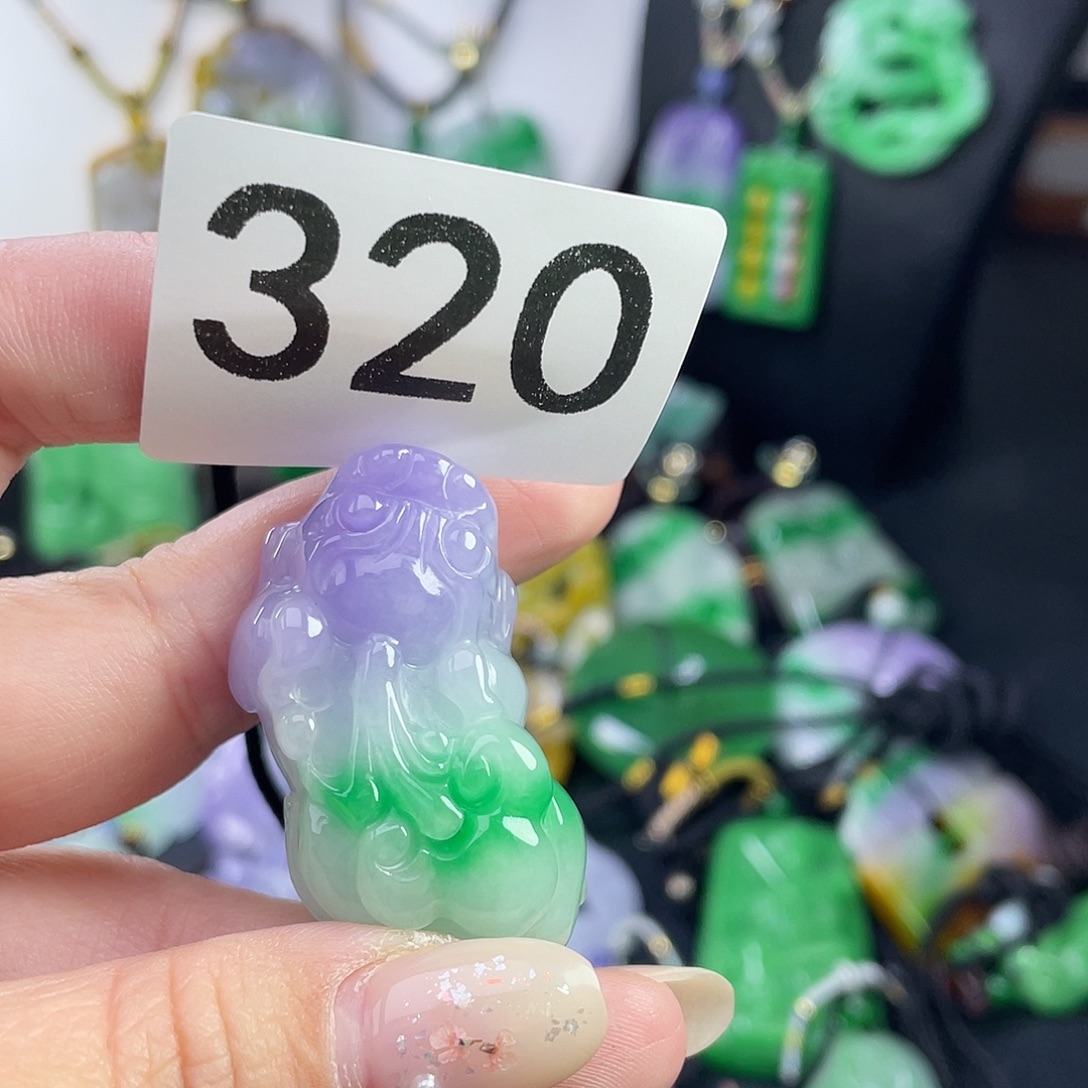 翡翠未镶嵌吊坠(赠链)