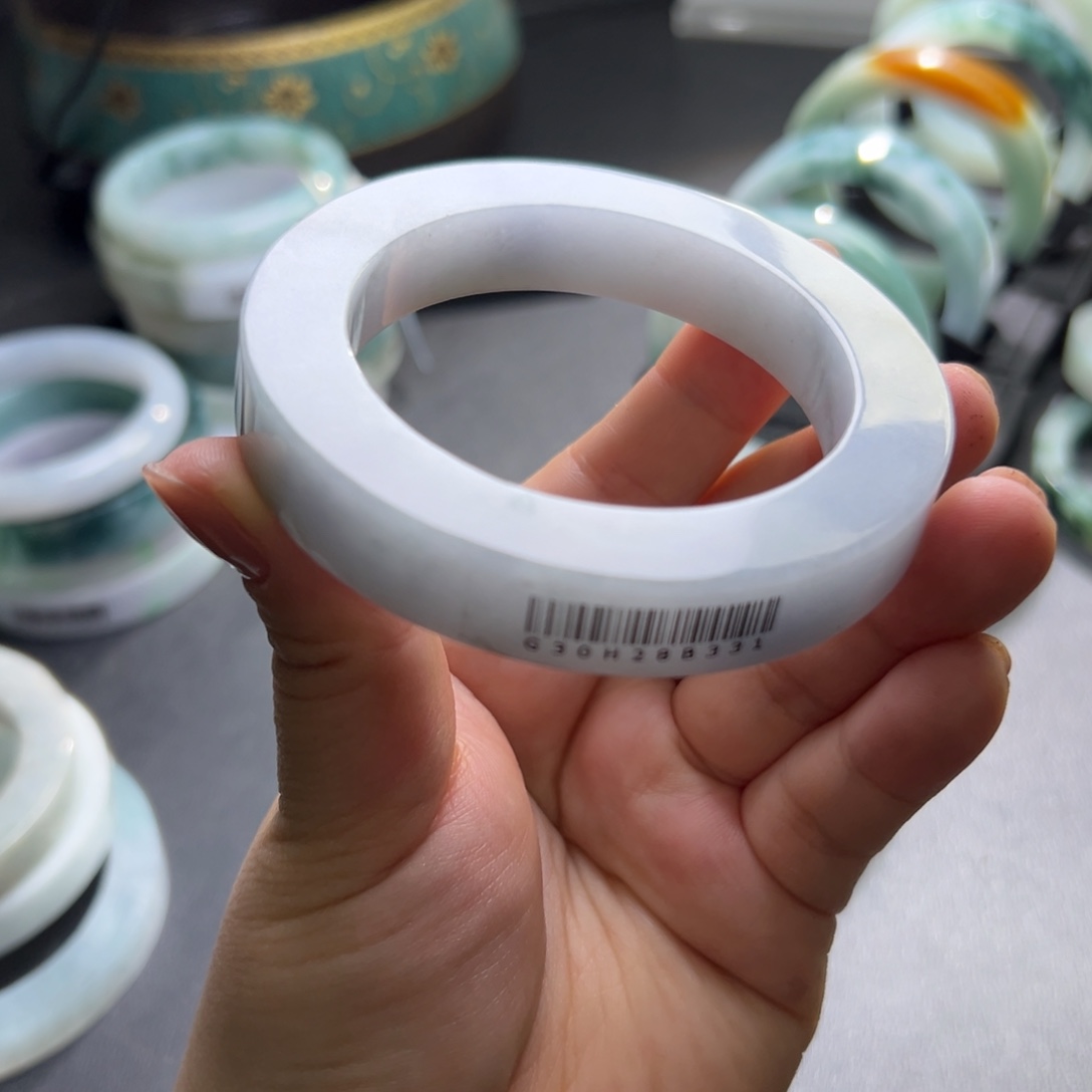 定制翡翠翡翠手镯未镶嵌在*嘛