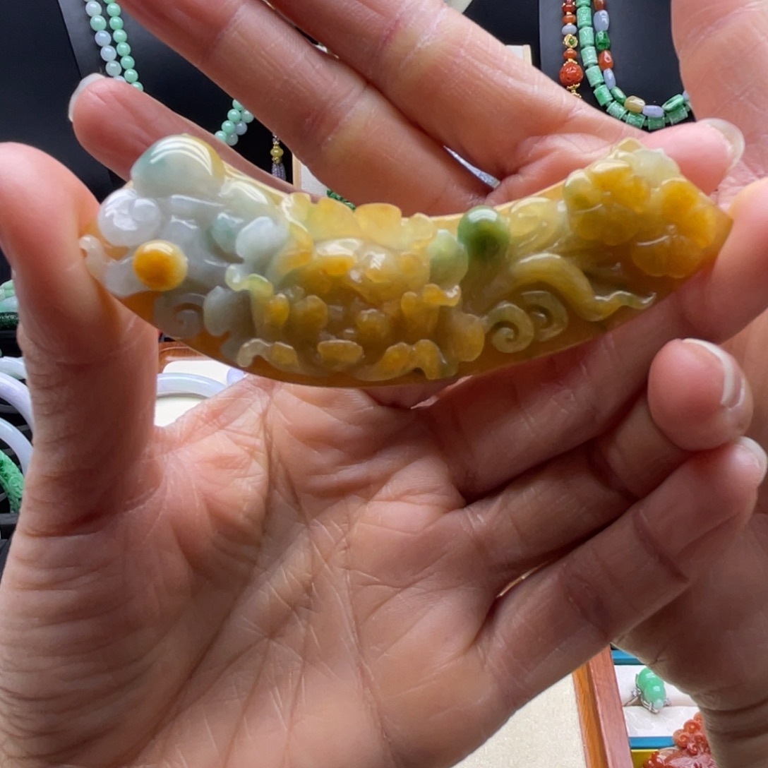 翡翠未镶嵌颈饰黄翡弯弯