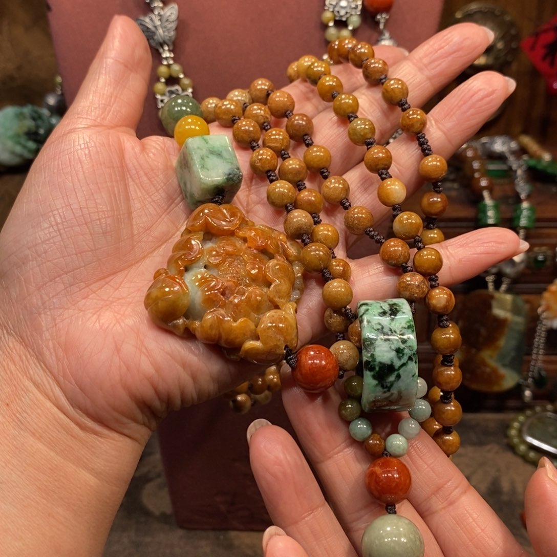 翡翠吊坠(赠链)未镶嵌