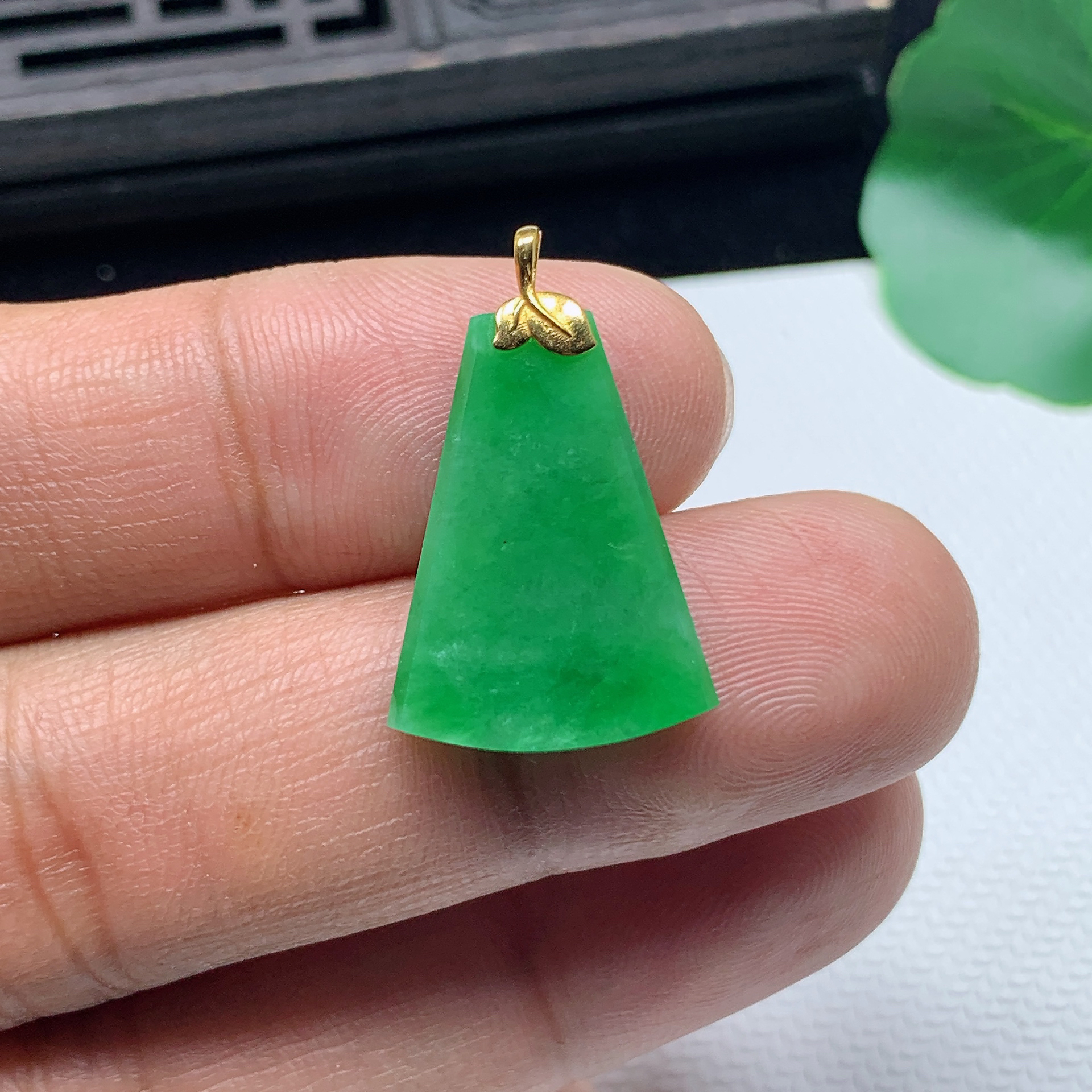 天然翡翠A货18K金扣精美满绿素面牌尺寸22.7*16.4*3.1mm