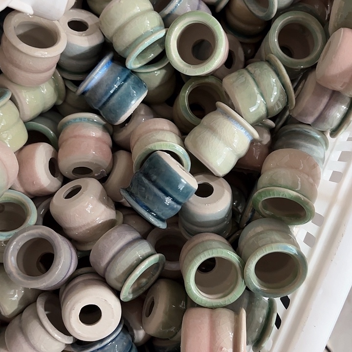 红陶发12个，内1.8cm