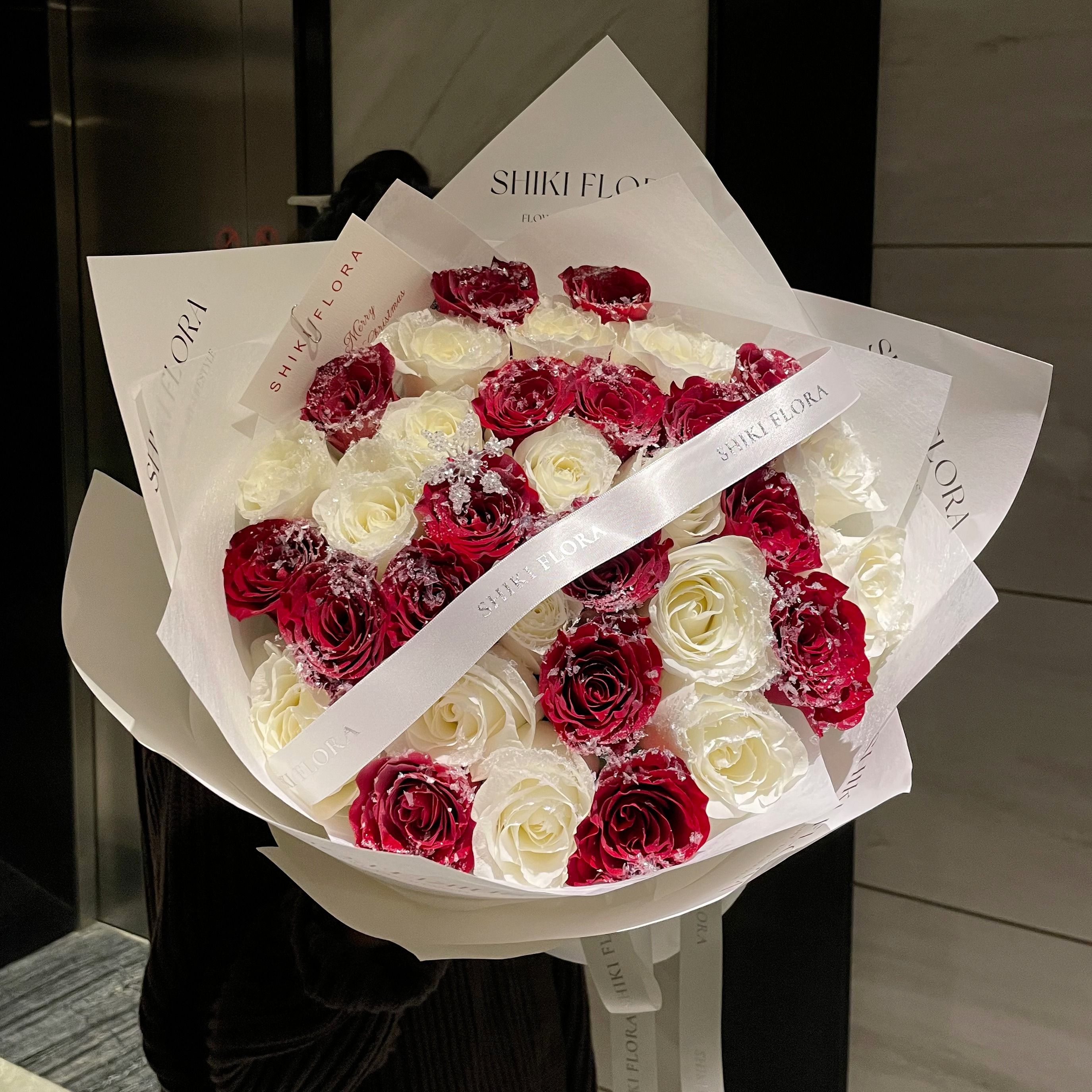 【落雪仙子】17朵红玫瑰配16朵白玫瑰落雪玫瑰花束跨年夜跨年礼物新年花束元旦花束元旦节鲜花A3