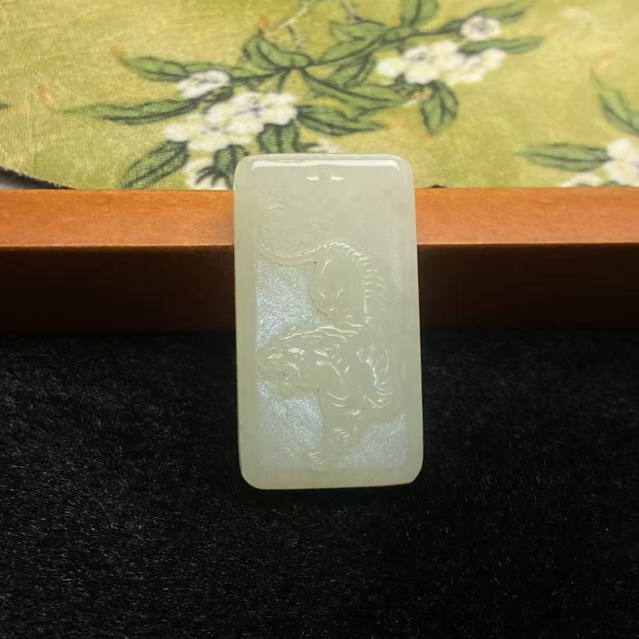 和田玉糖白下山虎V027