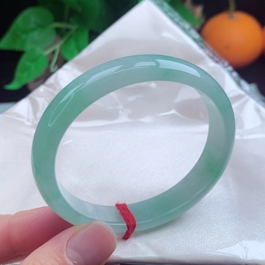 翡翠手镯未镶嵌      贵妃55+ 冰晴底飘花