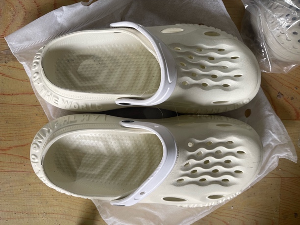 当下流行防滑拖鞋、凉鞋、洞洞鞋