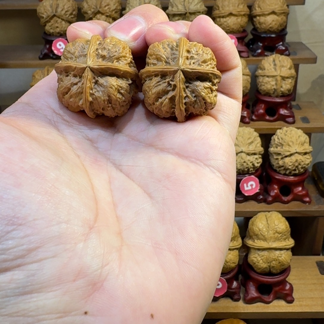 铁核桃把件菊花炸四