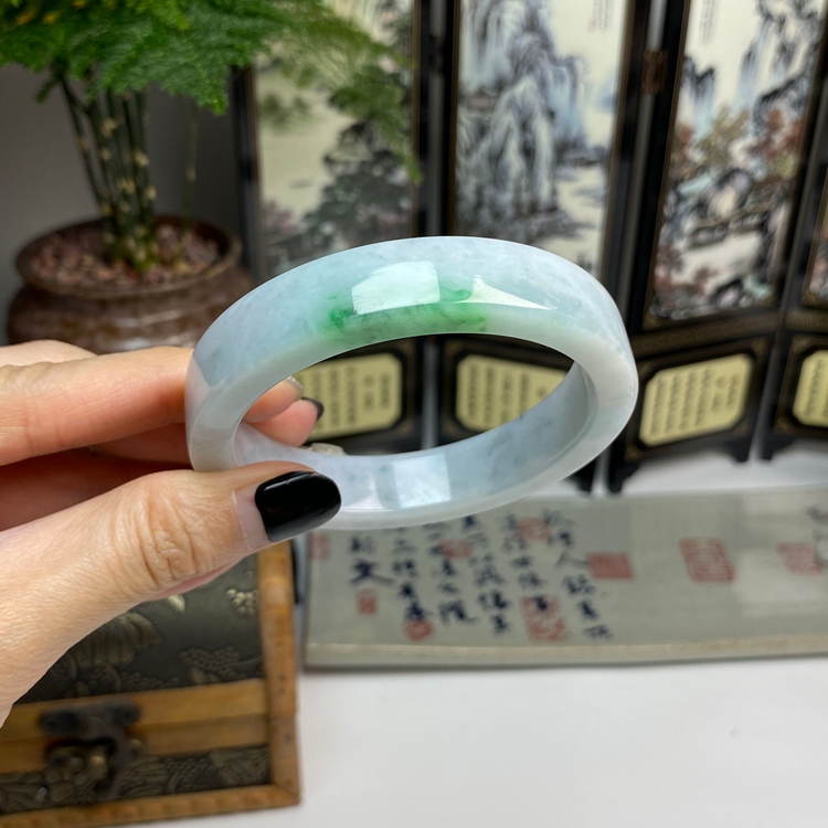 58老种飘绿复古方镯宫镯 天然翡翠A货手镯