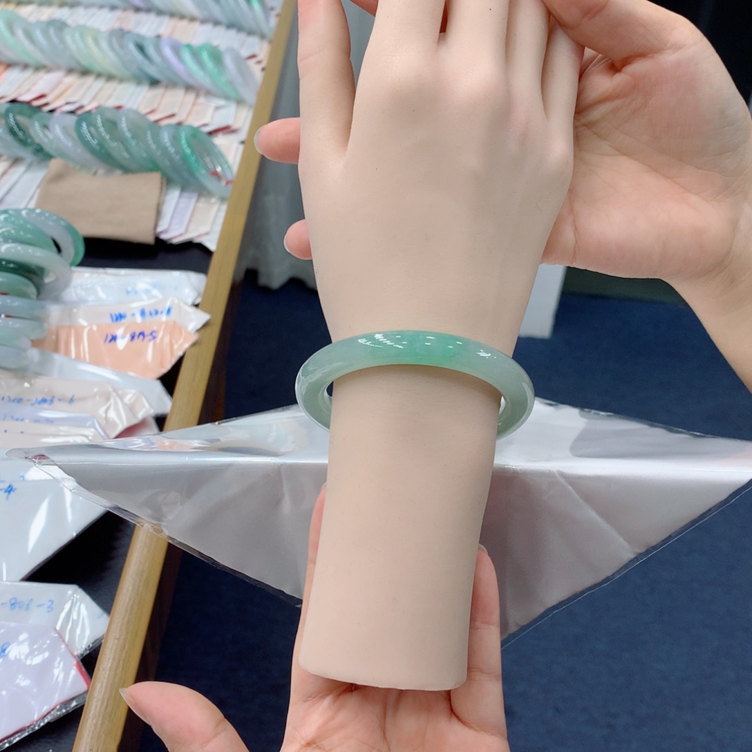 翡翠未镶嵌手镯48小时