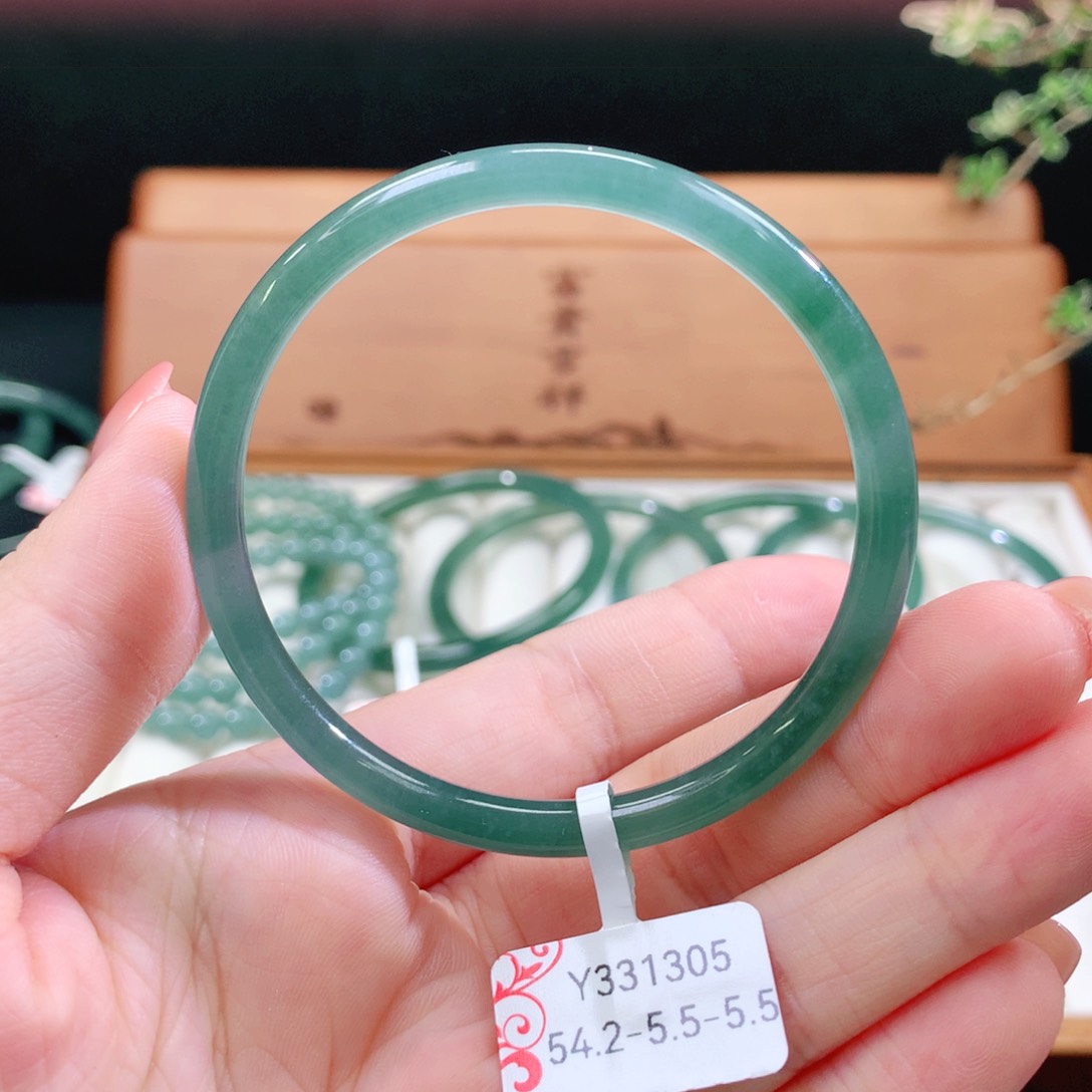 翡翠手镯未镶嵌天然