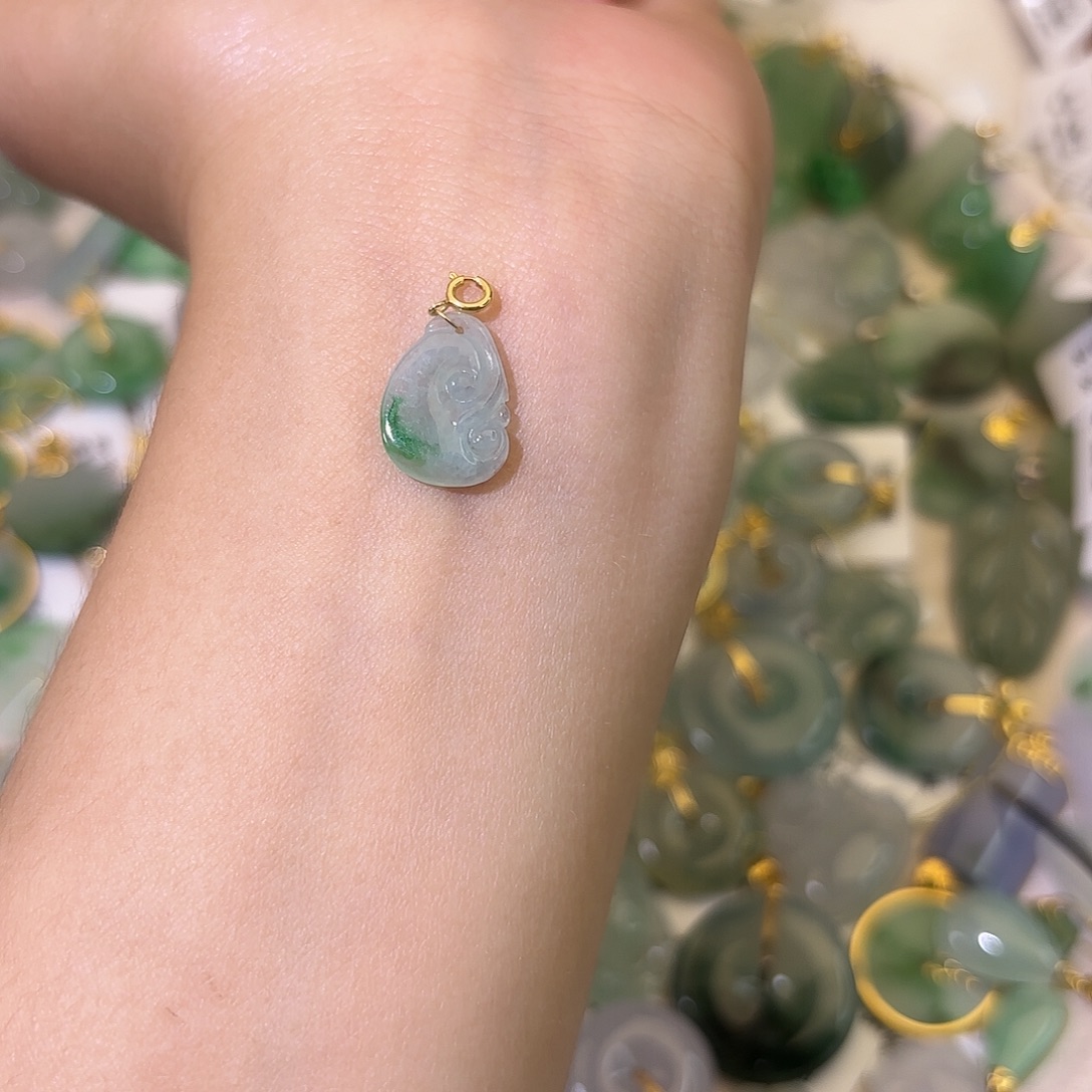 S***e翡翠18K金镶嵌颈饰如意