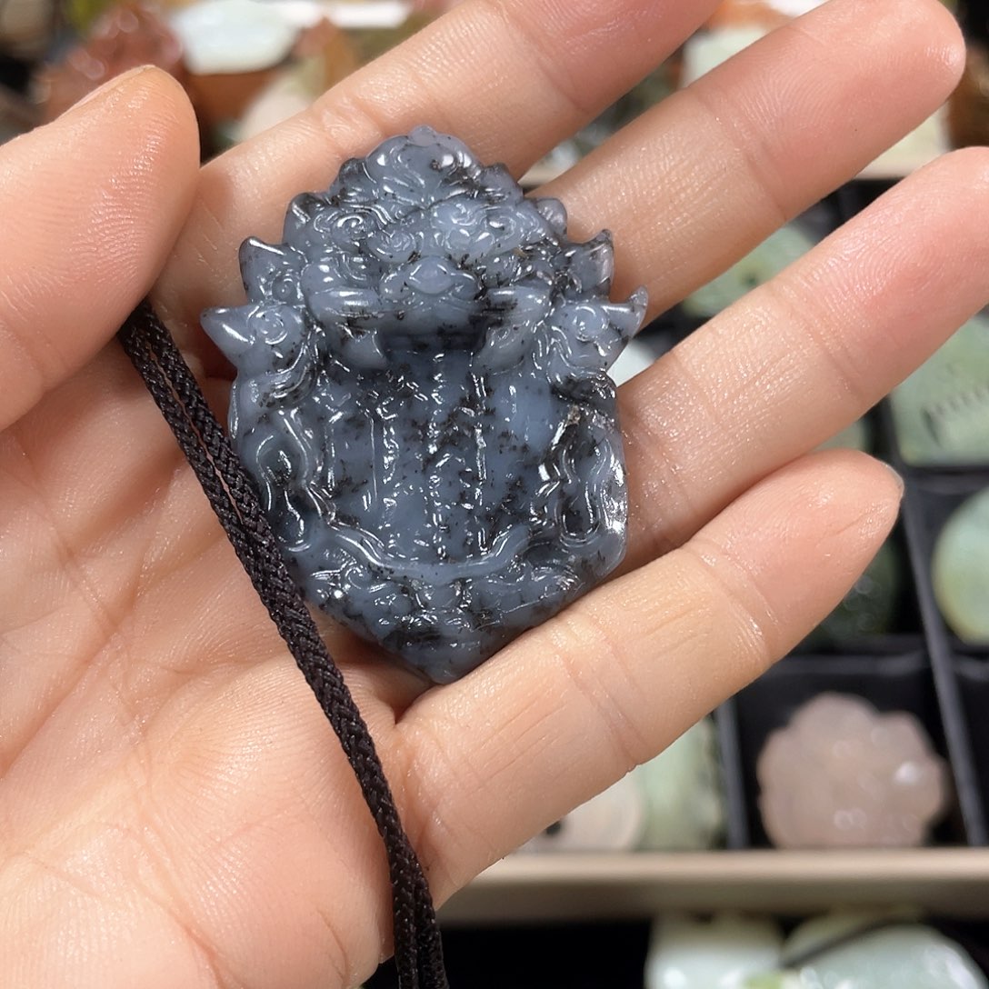 蛇纹石玉颈饰未镶嵌