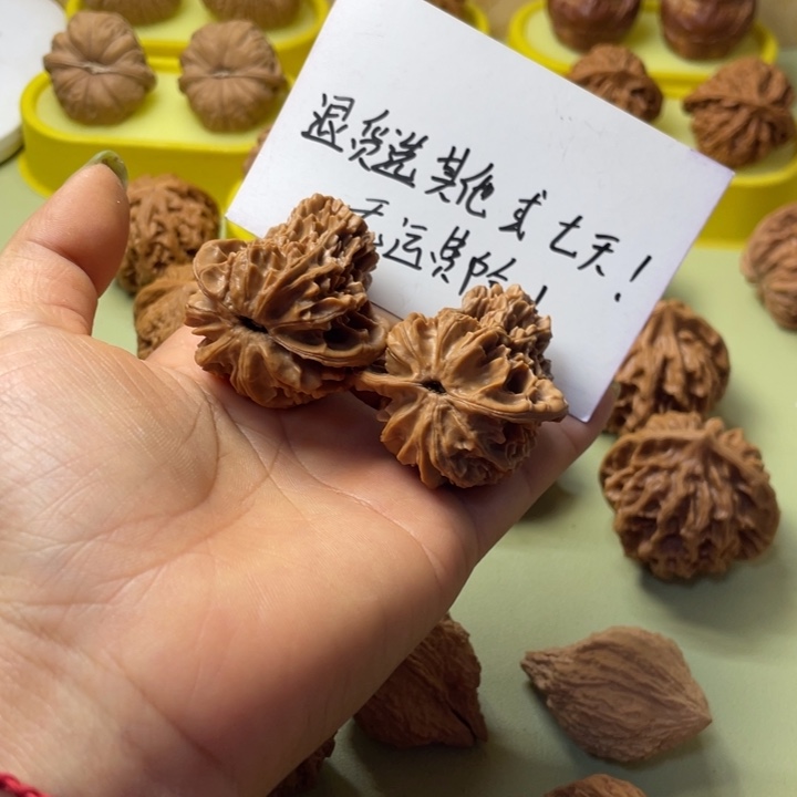 甜***王手把件雕刻核桃大鸟