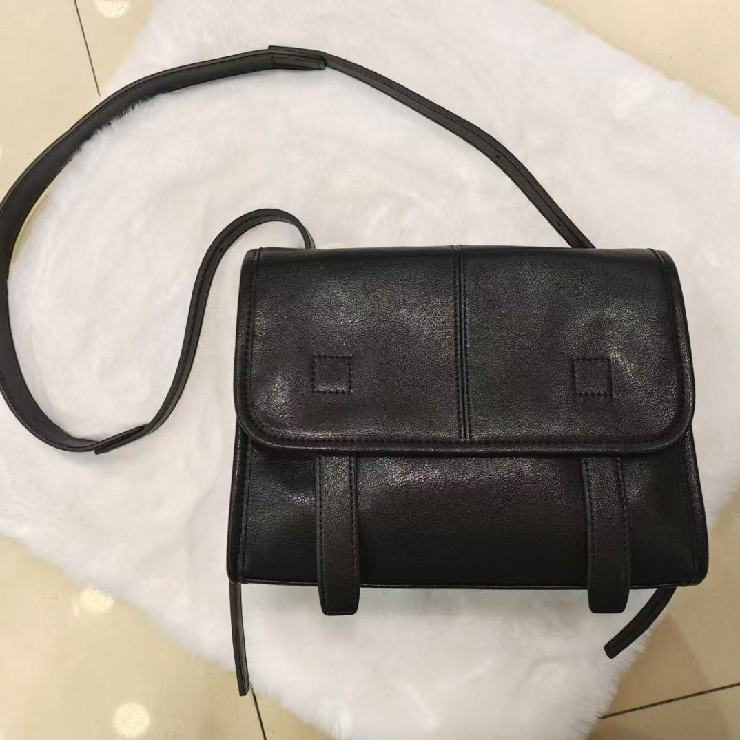 2025年新款时尚真皮邮差包女百搭大容量单肩斜挎包通勤包9533