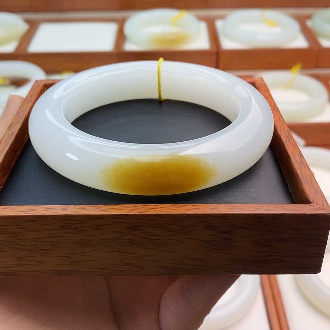 和田玉（糖玉）未镶嵌手镯