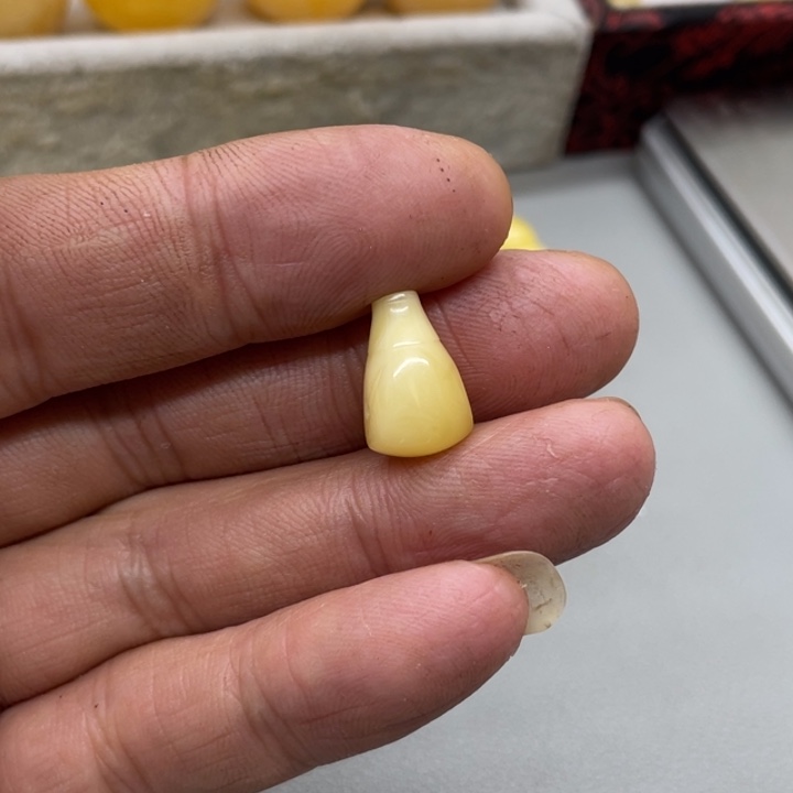 琥珀未镶嵌裸石三通